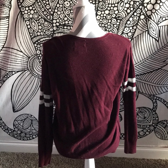 American eagle maroon, soft sweater. - Picture 2 of 3